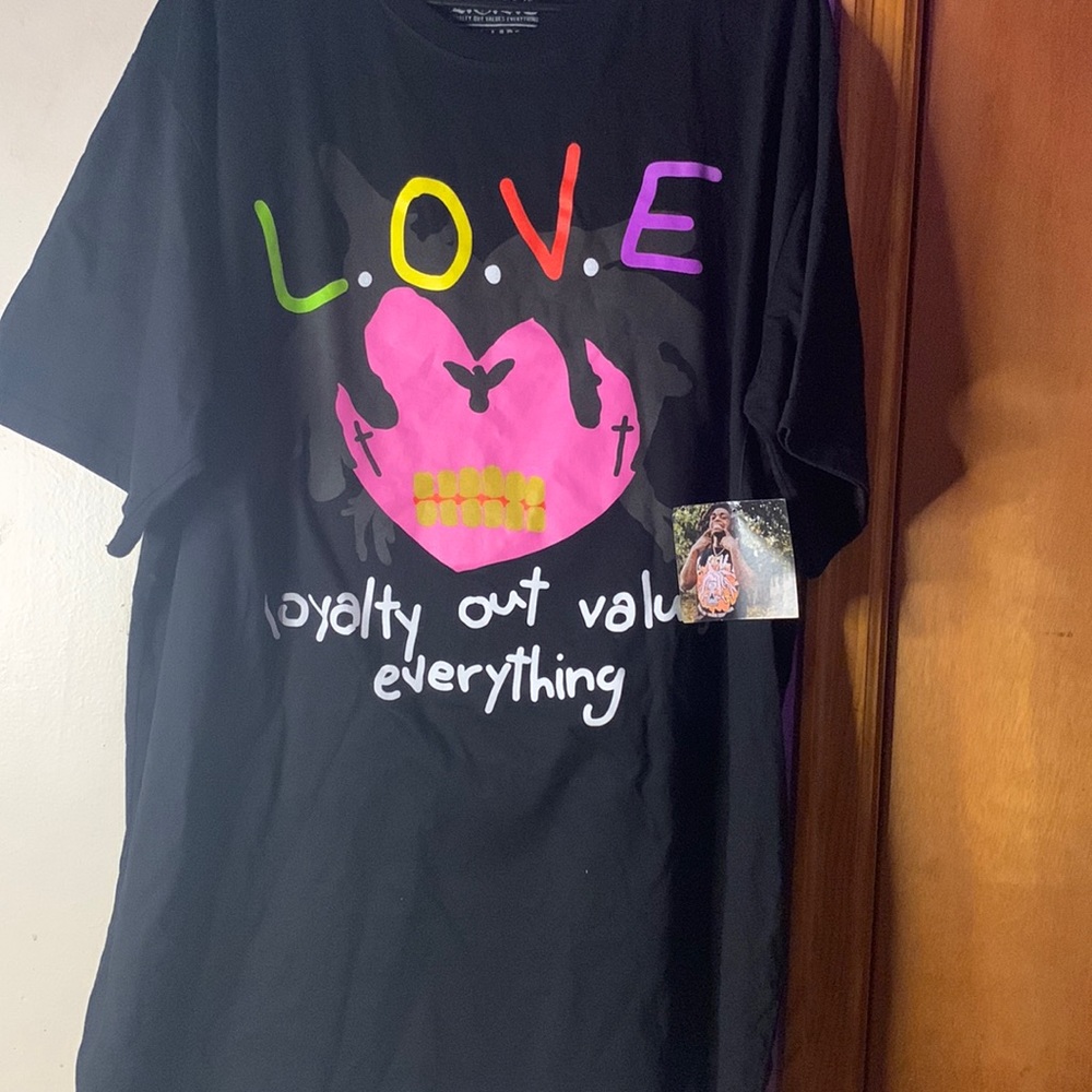 It doesn’t fit me it’s from trans service size 3X Kodak Black shirt black
